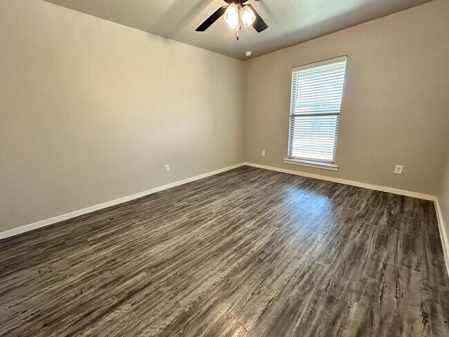 Foto del edificio - 3 bed 2 bath Duplex  Available 9/10!