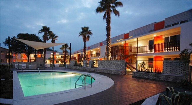 Foto del edificio - 2200 Dickson Dr