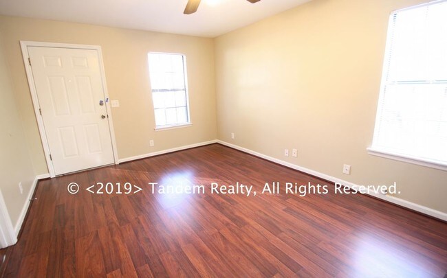 Building Photo - Mufreesboro 2 Bed 2 Bath with Fireplace