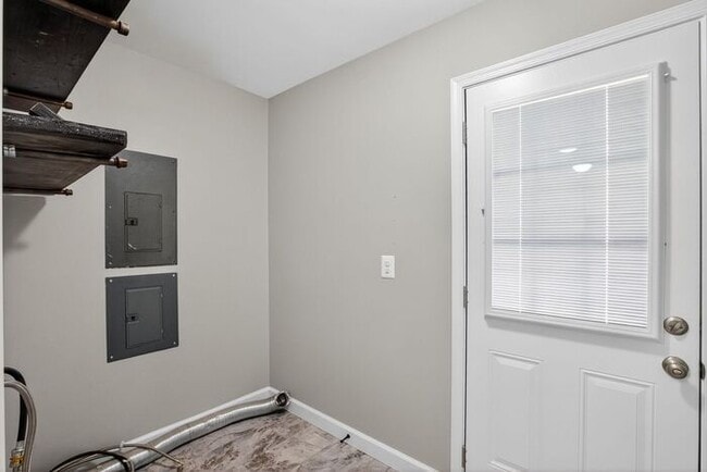 Building Photo - 43215 Riverside Dr