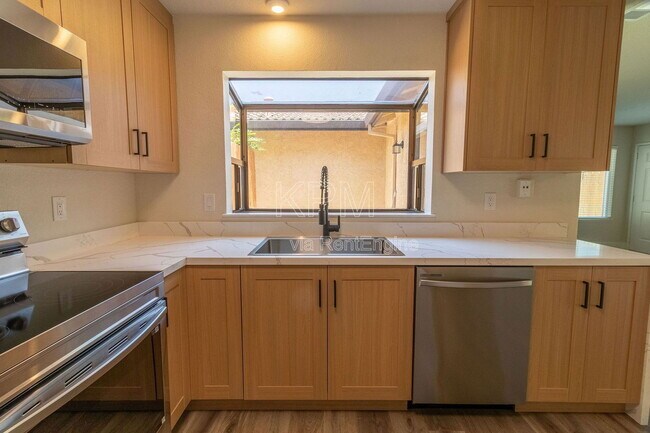 Building Photo - 8720 Fox Creek Dr