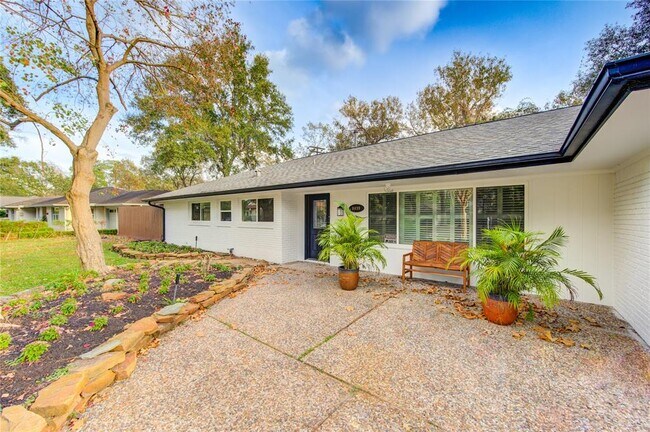 Building Photo - 8439 Westview Dr