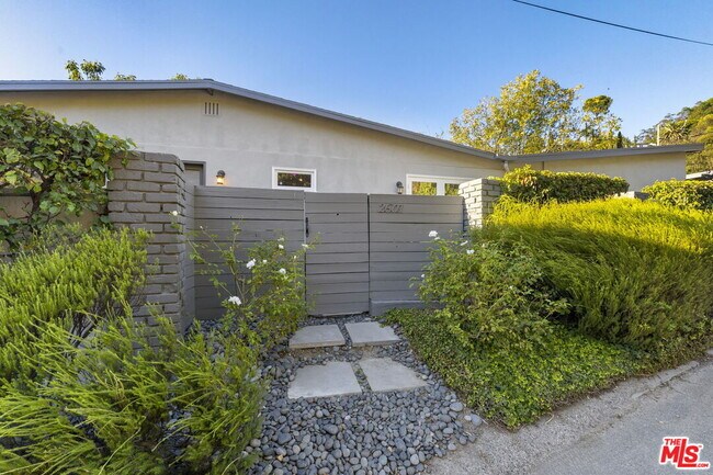 Foto del edificio - 2601 Nichols Canyon Rd