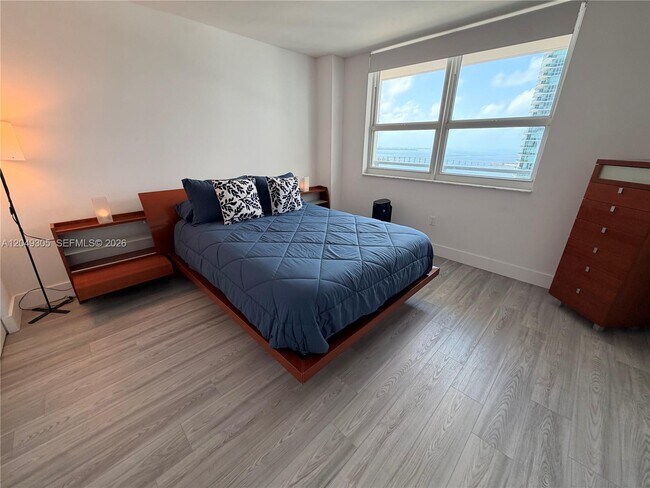 Building Photo - 1155 Brickell Bay Dr