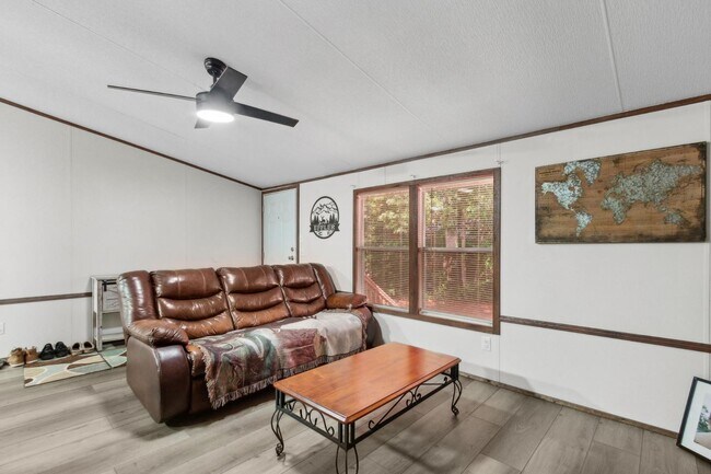 Foto del edificio - 6830 Deer Springs Rd