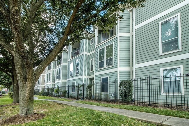 Building Photo - 1273 W 17th St