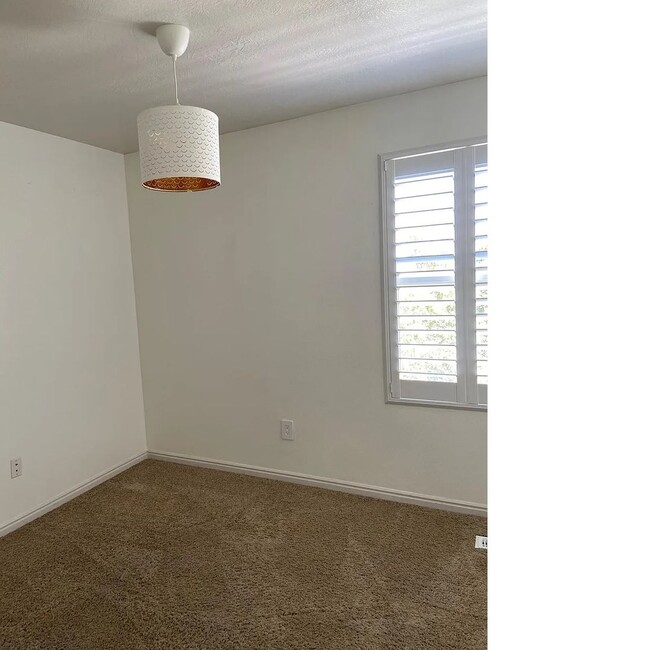 Building Photo - Beautiful Townhome in Excellent Draper Location!