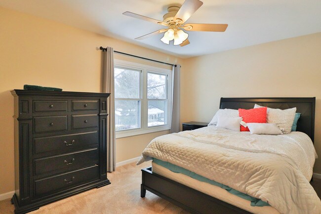 Foto del edificio - 404 Jewel Avenue , St Charles , IL , 60174