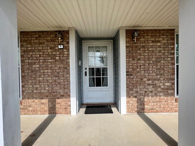 Foto del edificio - 3 bedroom/2 bathroom with large fenced in ...