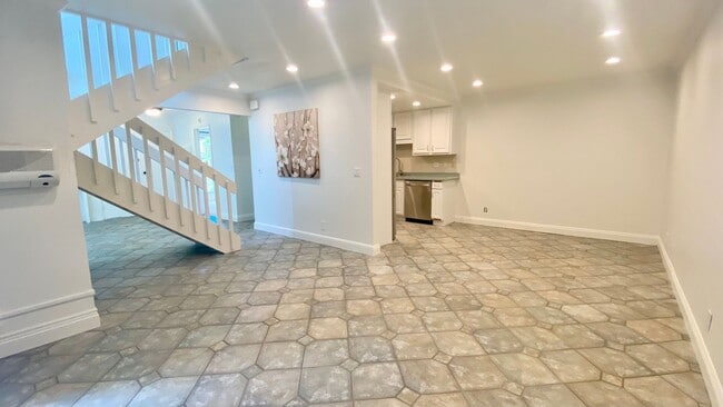 Building Photo - Available NOW - 4 BED, 2.5 BATH w/ 2 PARKI...