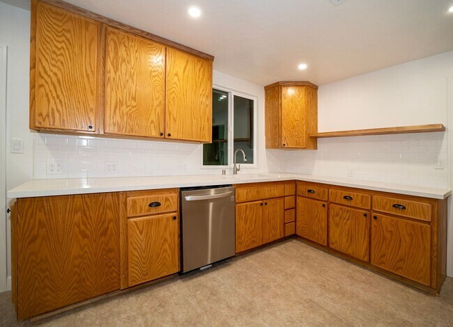 Foto del edificio - Adorable Duplex Unit with Attached Garage