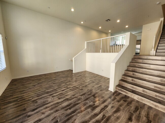 Split level living room and dining room concept, high ceilings - 5315 Pacific Terrace