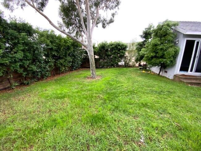 Foto del edificio - Spacious 3BD Home with Large Backyard, Quartz Counters & 2-Car Garage