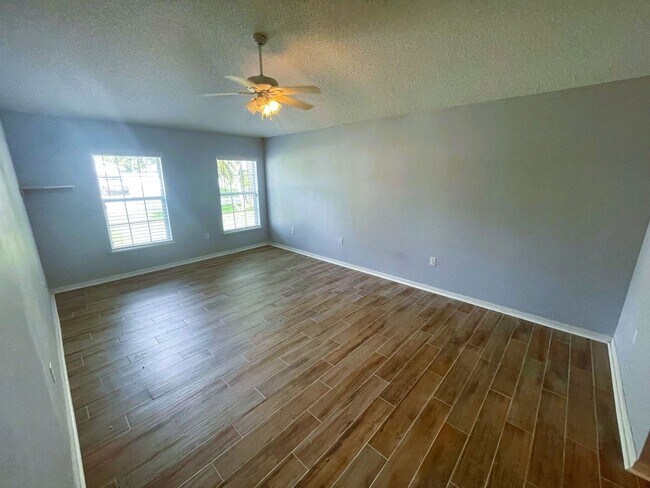 Foto del edificio - Spacious 4 Bedroom, 2 bath home,