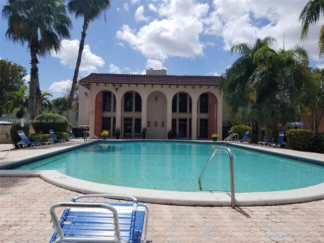 Foto del edificio - 10814 N Kendall Dr