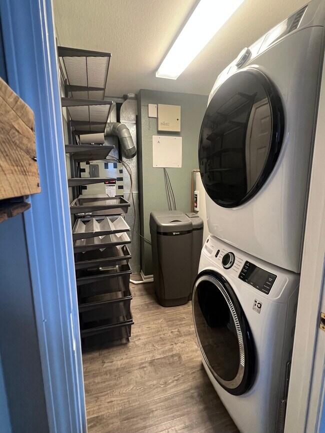 Espacio de despensa y lavandería - 227 Lakemoore St