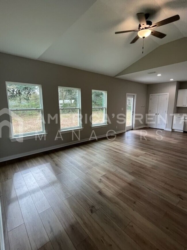 Foto del edificio - Home for Rent in Bay Minette, AL!! View with 48 Hours Notice!