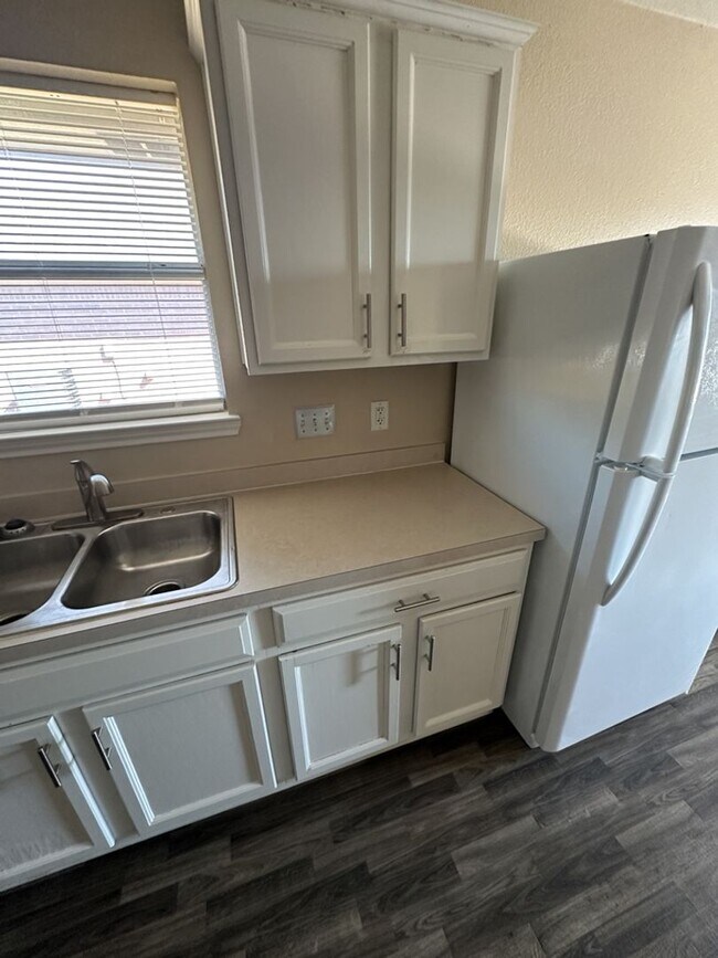 Building Photo - AVAILABLE NOW!