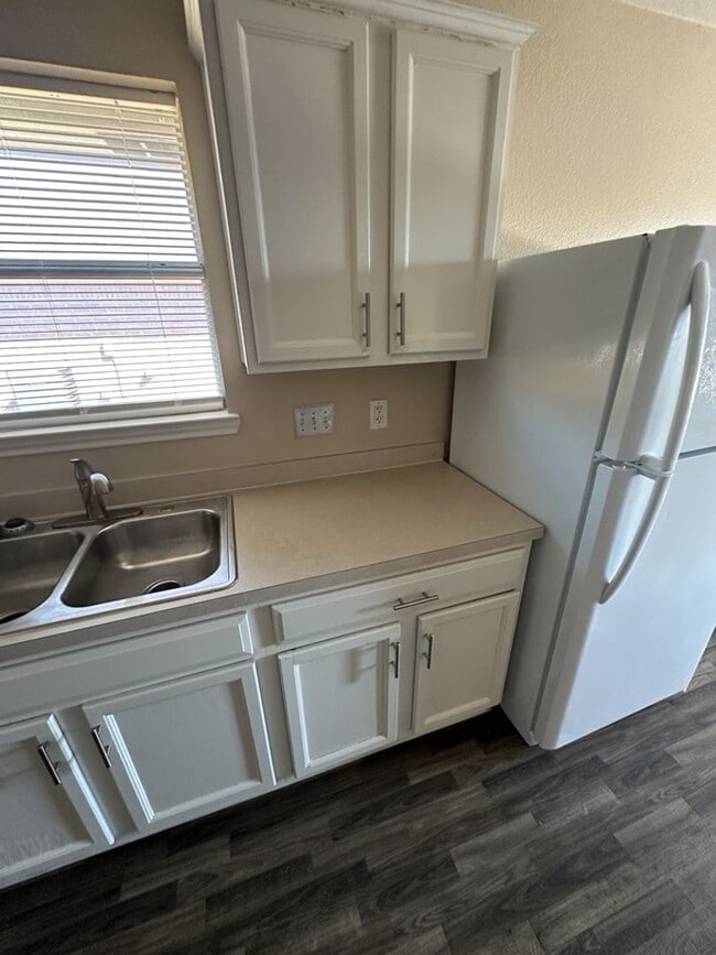 Foto del edificio - AVAILABLE NOW!