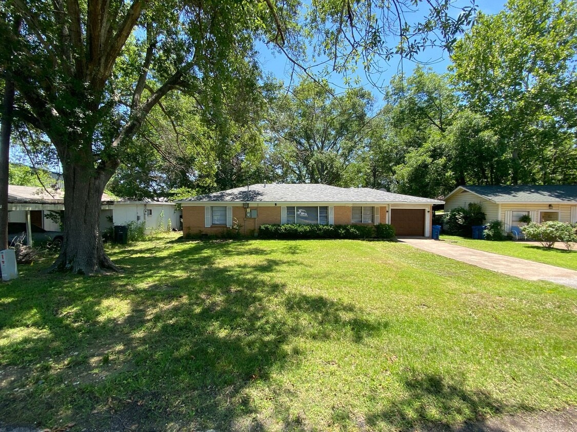 Primary Photo - 114 S Hearon Dr