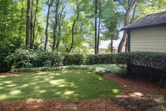 Foto del edificio - 4989 Kingswood Dr