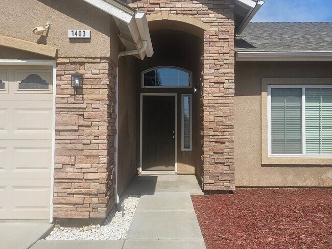 Foto del edificio - 4 Bedroom 2 Bath