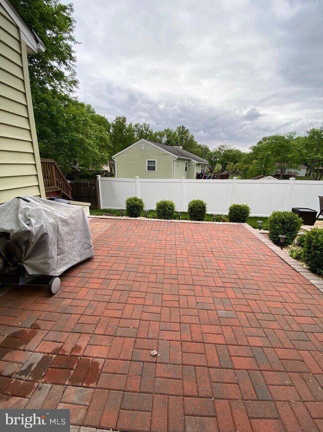 Building Photo - 8805 Rosanne Ct