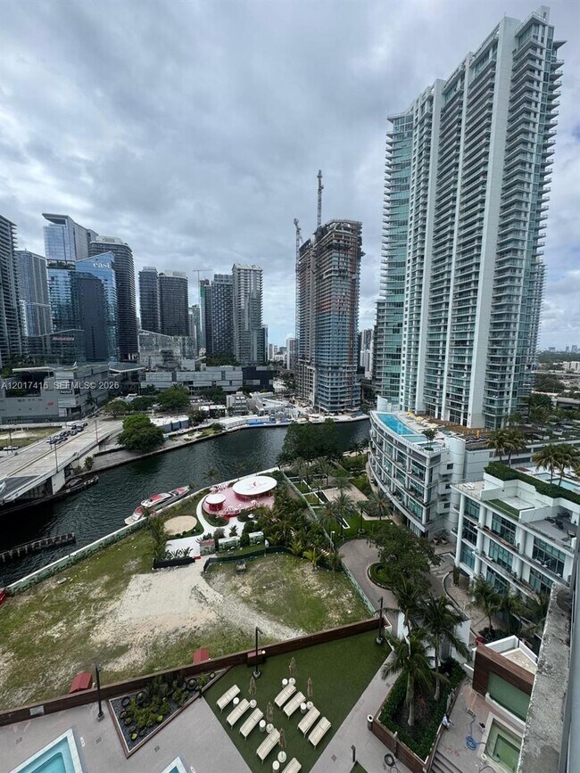 Foto del edificio - 350 S Miami Ave