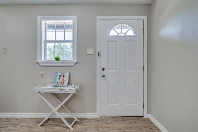 Building Photo - Pre-Leasing for Summer/Fall 2026! - Close to Downtown