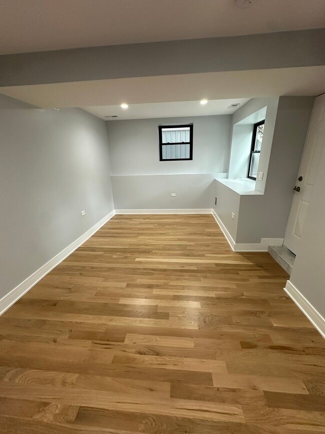 Building Photo - 2046 W Moffat St