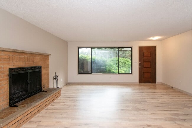 Building Photo - Duplex in Quiet Area of Sequim