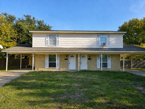Building Photo - 620 Royal Crest Dr