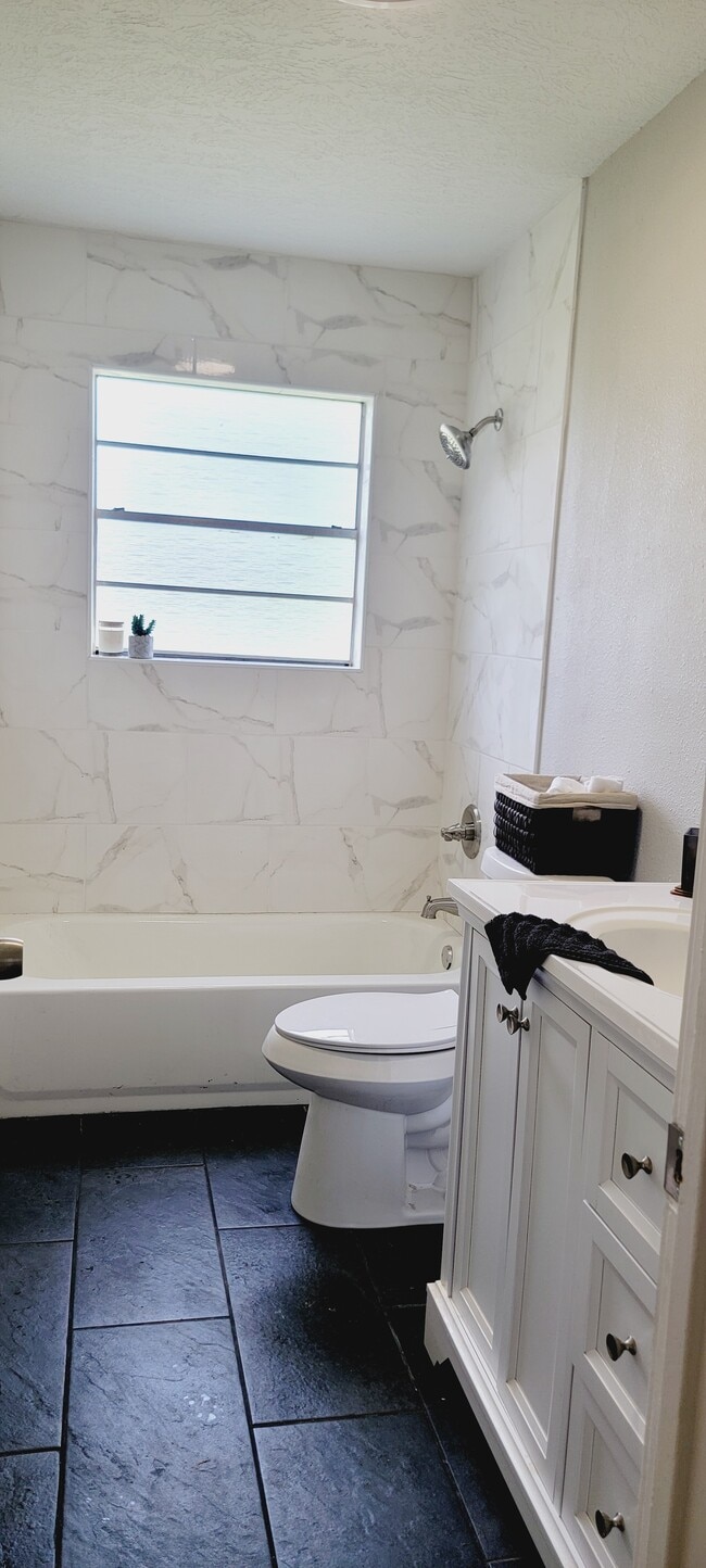 Foto del edificio - 7805 W Wooten