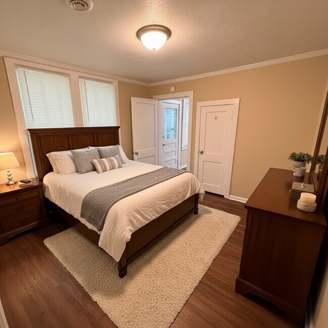 Foto del edificio - "Charming 2-Bedroom Home in Heart of Paris, TN – Cozy 1070 Sq Ft Living!"