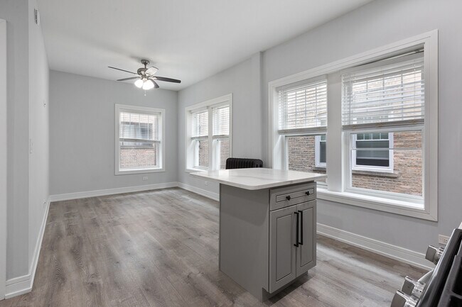 Building Photo - 1063 W Glenlake Ave