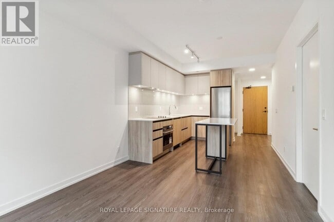 Building Photo - 8 Beverley Glen Blvd