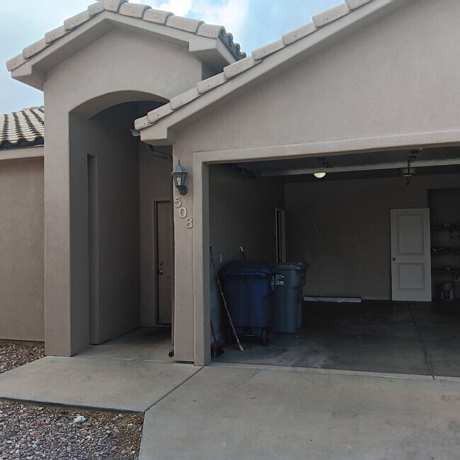 Foto del edificio - Well-maintained 3 bed/2 bath condo near Sk...