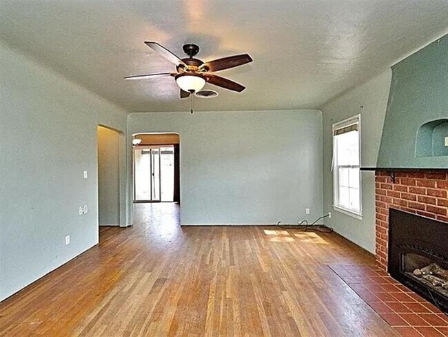 Building Photo - 2 bed/ one bathroom.