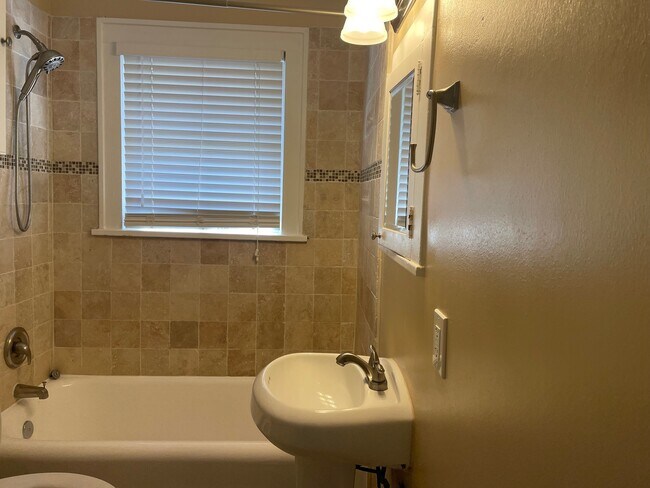 Building Photo - 510 Sul Ross St