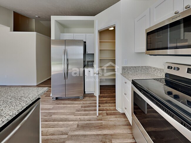 Foto del edificio - 16605 Sadie Ave