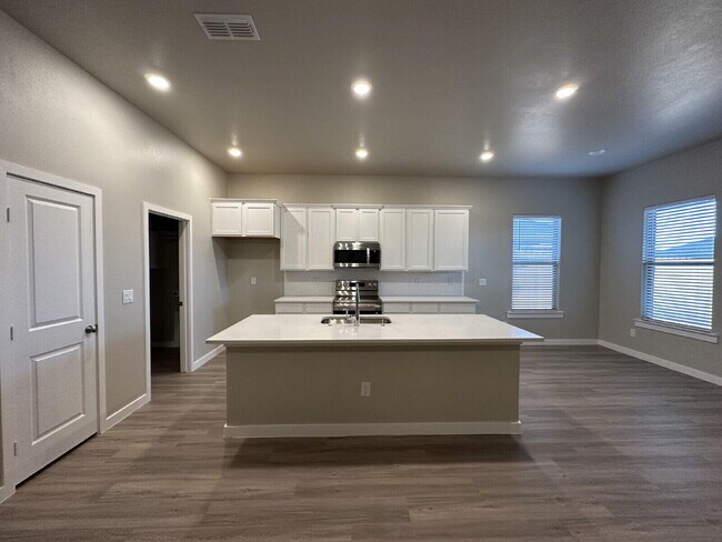 Building Photo - 2005 135th St