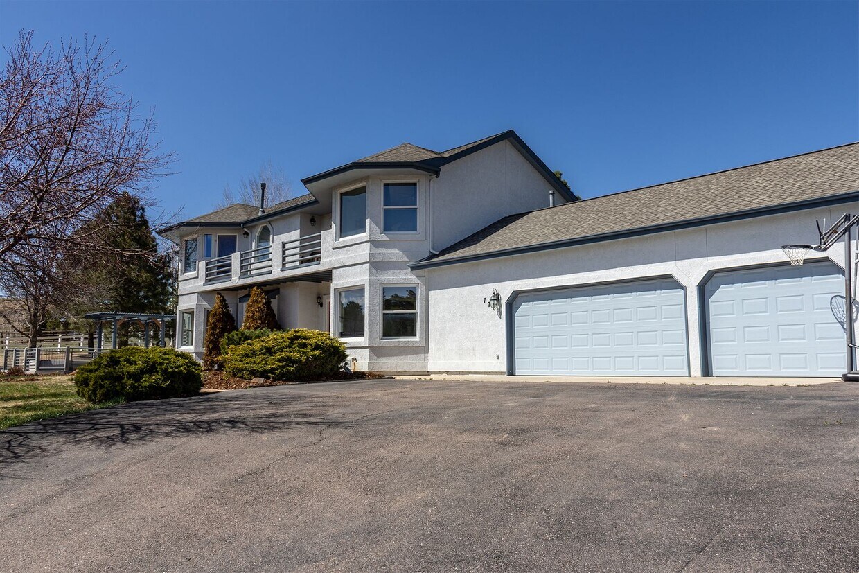 Primary Photo - Secluded, 5 Bedroom Horse Property in Sun ...