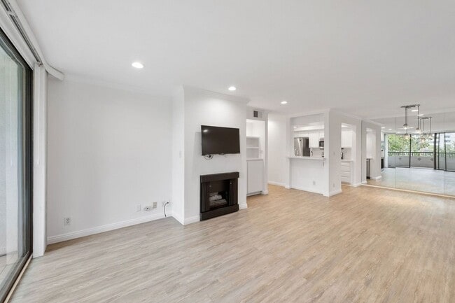 Building Photo - 906 N Doheny Dr