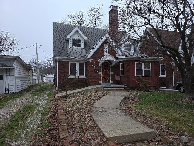 Building Photo - 727 S Rotherwood Ave