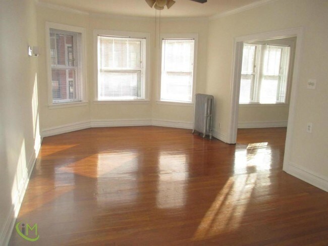 Building Photo - 6114 1/2 N Winthrop Ave