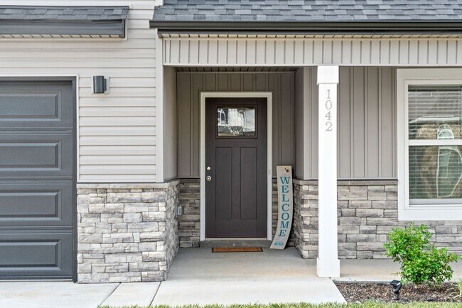 Foto del edificio - 3 Bedroom 3 Bath Home with Bonus Room For Rent!