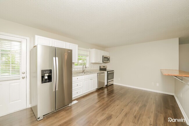 Building Photo - 500 3 Oaks Dr