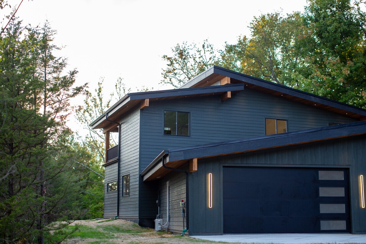 Primary Photo - 279 E Lakeview Dr