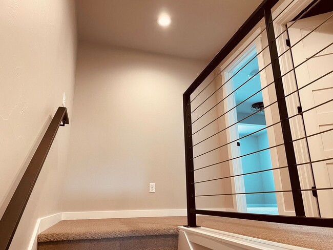 Building Photo - 3 Bd / 2.5 Bath