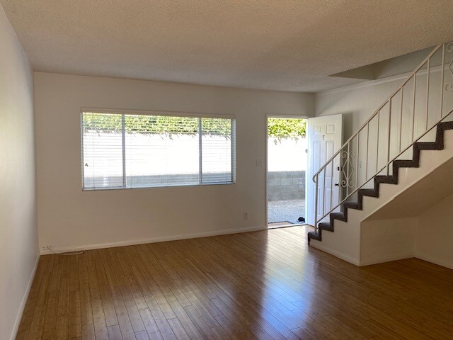 Sala de estar - 1511 Yale St